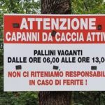 Caccia, le targhe dei cacciatori nei boschi